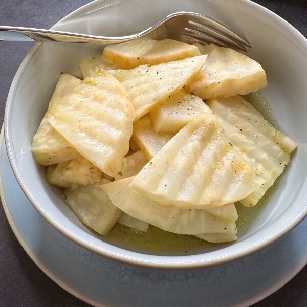 Gekochter Knollensellerie-Salat