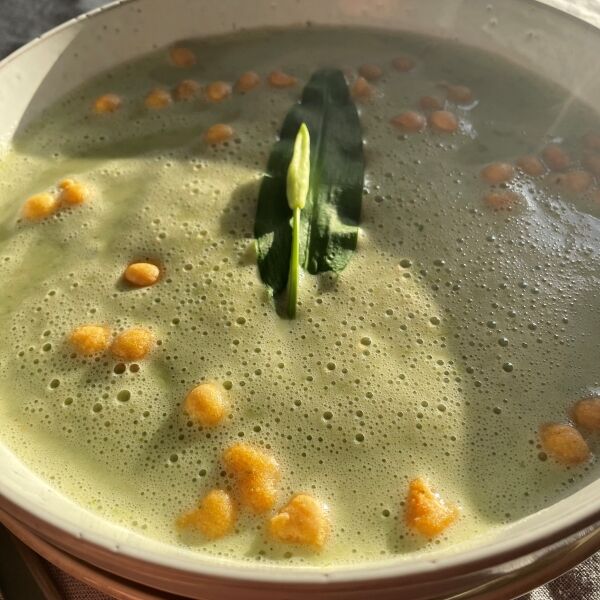 Bärlauch-Cremesuppe mit Backerbsen