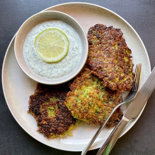 Zucchinipuffer mit Dill-Dip