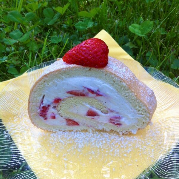 Erdbeer-Biskuitroulade